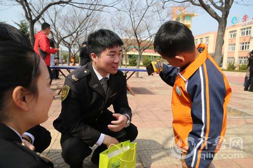 青島交運大鼻子校車春季消防演練 數(shù)十秒撤離完畢 溫馨校車工作人員向乘車學(xué)生講解車體構(gòu)造
