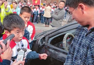 長(zhǎng)春：校車(chē)“起火”孩子們熟練應(yīng)對(duì)