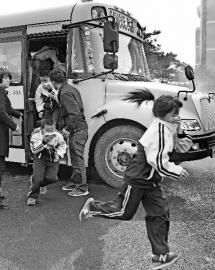 長(zhǎng)春：校車(chē)“起火”孩子們熟練應(yīng)對(duì)