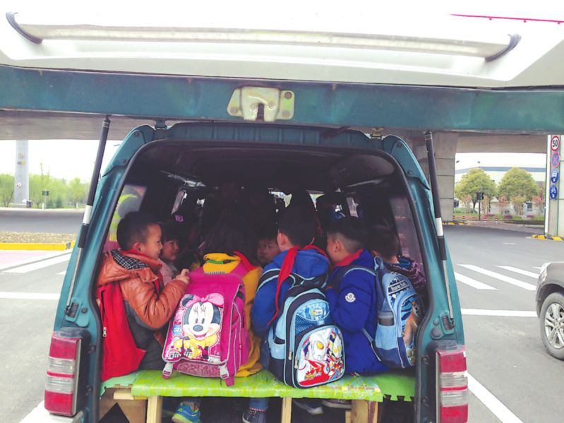 園區(qū)兩輛超載“黑校車”被查 接送的是同一小學(xué)的學(xué)生 園區(qū)兩輛超載“黑校車”被查 接送的是同一小學(xué)的學(xué)生