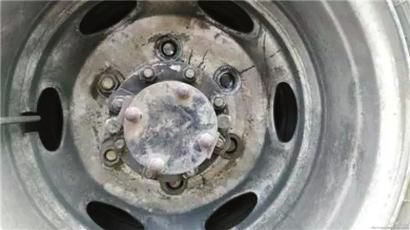 一顆螺絲掛輪胎 校車依舊路上跑 一顆螺絲掛輪胎 校車依舊路上跑