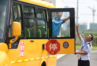 南京:全面檢查校車(chē) 迎開(kāi)學(xué)季的到來(lái) 南京:全面檢查校車(chē) 迎開(kāi)學(xué)季的到來(lái)