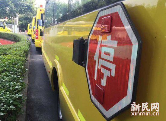 圖說：一輛車的“?！避嚇?biāo)志無法翻起，被警察發(fā)現(xiàn)。新民晚報(bào)新民網(wǎng)記者