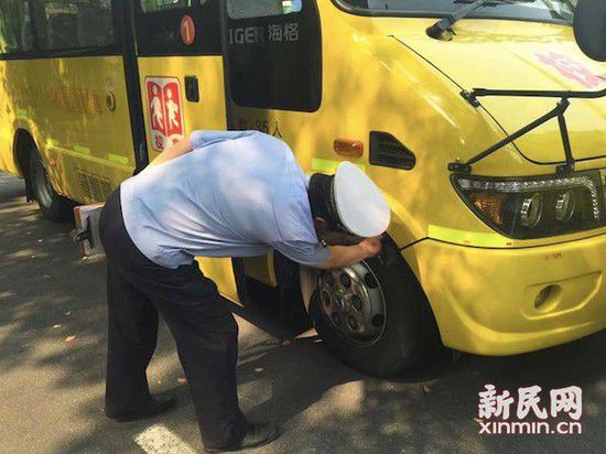 圖說：在新學(xué)期即將開學(xué)之際，徐匯公安分局交警支隊(duì)對(duì)轄區(qū)內(nèi)的270余輛校車進(jìn)行安全隱患大排查。新民晚報(bào)新民網(wǎng)記者胡彥珣