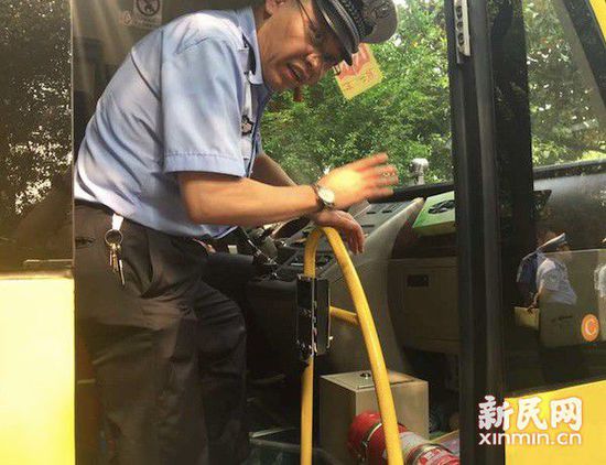 圖說：交警在對(duì)車上的滅火器、藥箱進(jìn)行檢查。新民晚報(bào)新民網(wǎng)記者