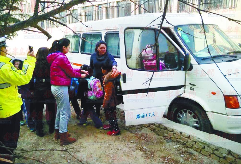 托管班竟用注銷車作校車 被李滄交警當(dāng)場(chǎng)查獲 托管班竟用注銷車作校車 被李滄交警當(dāng)場(chǎng)查獲