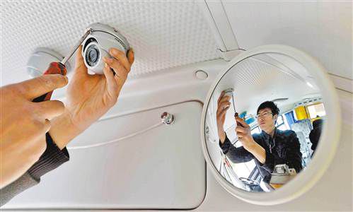 璧山區(qū)一幼兒園，技術(shù)人員為校車安裝GPS定位攝像系統(tǒng)。