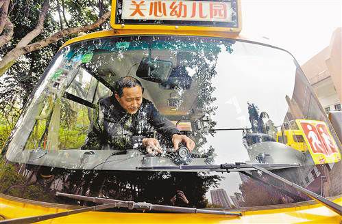 GPS定位攝像遠(yuǎn)程監(jiān)控校車