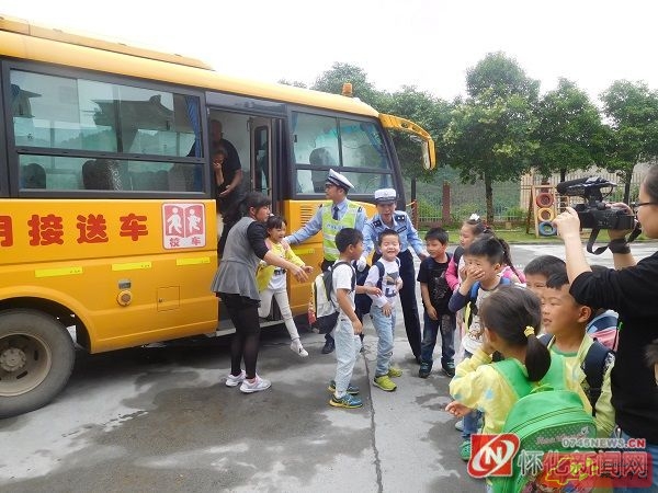 湖南懷化開展校車安全應(yīng)急演練活動(dòng)/ 79569586748258661
