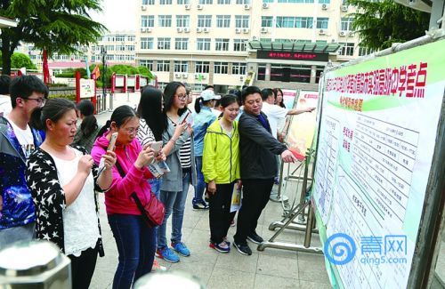 校車扮演“愛(ài)心送考車”服務(wù)中考考生 校車扮演“愛(ài)心送考車”服務(wù)中考考生