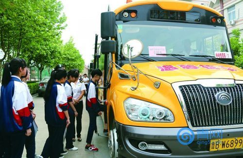 校車扮演“愛(ài)心送考車”服務(wù)中考考生 校車扮演“愛(ài)心送考車”服務(wù)中考考生