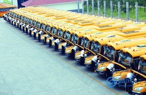 校車扮演“愛(ài)心送考車”服務(wù)中考考生 校車扮演“愛(ài)心送考車”服務(wù)中考考生