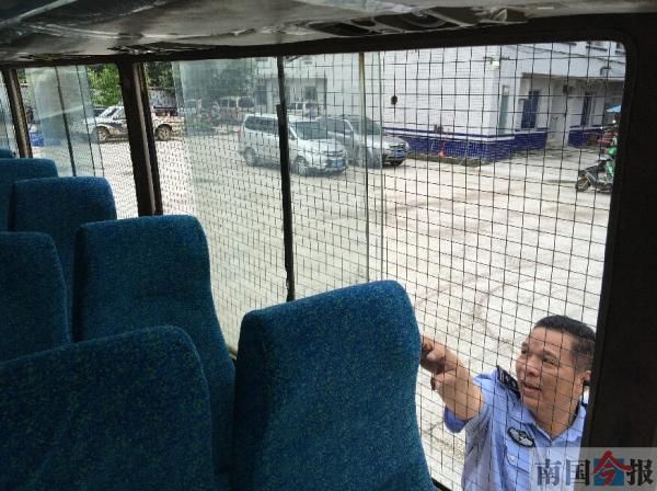 無牌黑校車超載176%，孩子安全置于何地