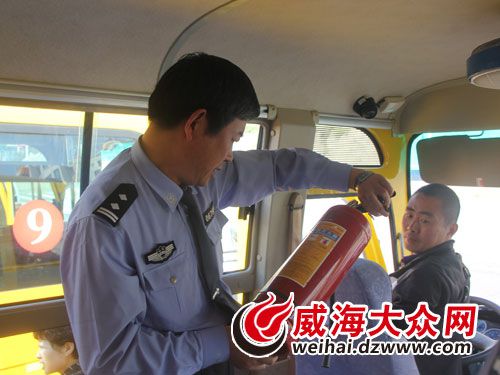 山東威海校車運(yùn)營安全添三重保障/ 山東威海校車運(yùn)營安全添三重保障