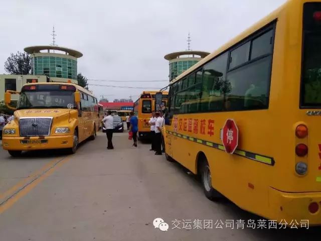 萊西溫馨校車暑期也在忙著接送學(xué)生