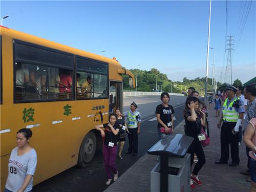 深圳一校車未年審且無證駕駛 車內(nèi)超載坐滿大媽