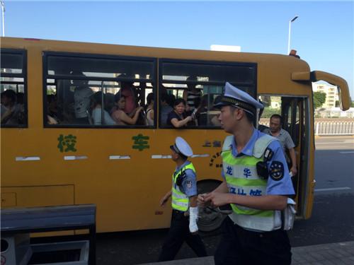 深圳一校車未年審且無證駕駛 車內(nèi)超載坐滿大媽