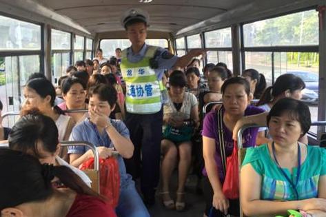 深圳一校車未年審且無(wú)證駕駛 車內(nèi)超載坐滿大媽