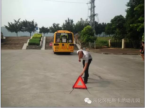 幼兒園校車(chē)被追尾安全演練活動(dòng)在廣東某幼兒園舉行/ 幼兒園校車(chē)被追尾安全演練活動(dòng)在廣東某幼兒園舉行