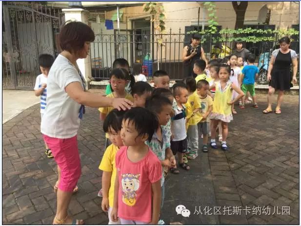 幼兒園校車(chē)被追尾安全演練活動(dòng)在廣東某幼兒園舉行/ 幼兒園校車(chē)被追尾安全演練活動(dòng)在廣東某幼兒園舉行