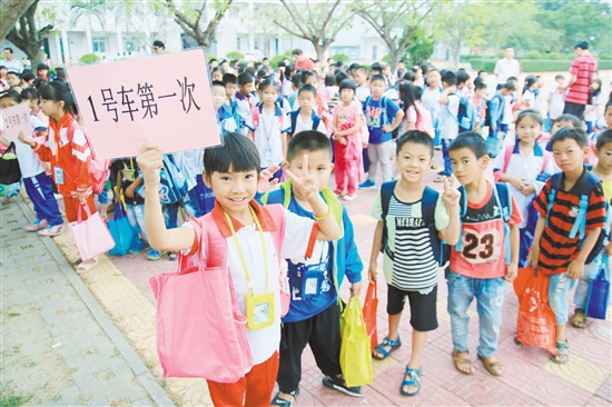 學生們排隊等待上車，難掩心中興奮。