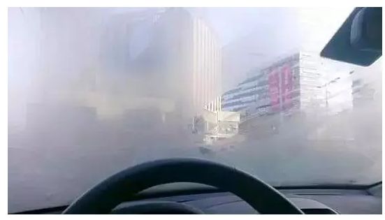 下雨天開(kāi)車(chē)除霧，只需這5招！