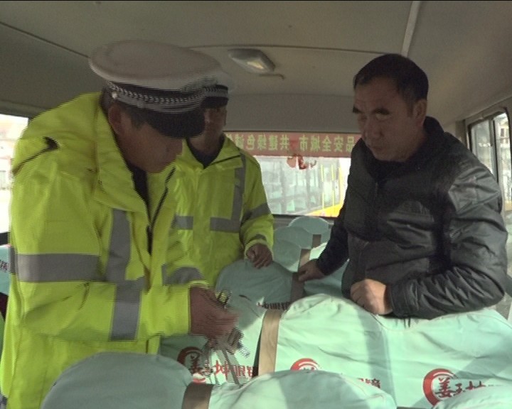 交警部門(mén)檢查校車(chē)保安全