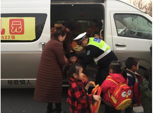 河北省廊坊市文安縣：“校車”嚴(yán)重超員 核載18人塞進(jìn)32人