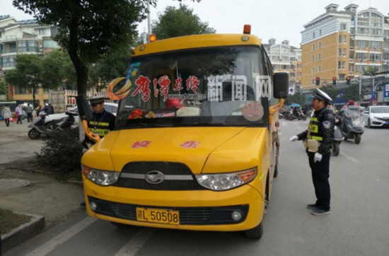 江西省鷹潭市:為幼兒園校車上好“交通安全鎖” 2016120504gyp.jpg