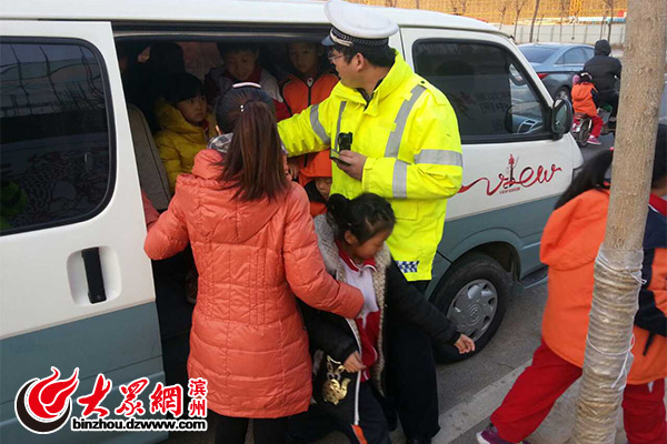 司機未取得校車資格證 違法超員接送學(xué)生被查處 司機未取得校車資格證 違法超員接送學(xué)生被查處