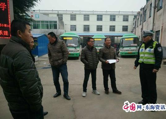 江蘇省泰興市分界鎮(zhèn):交警檢查校車保運(yùn)行安全 分界交警中隊(duì)檢查校車保安全運(yùn)行(圖)