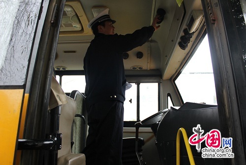 常德柳葉湖交警大隊(duì)開(kāi)展校車安全隱患“大排查”行動(dòng) 常德柳葉湖交警大隊(duì)開(kāi)展校車安全隱患“大排查”行動(dòng)