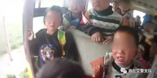 河南商丘查獲一輛黑校車(chē)超載29人 民警驚出一身冷汗 河南商丘查獲一輛黑校車(chē)超載29人 民警驚出一身冷汗