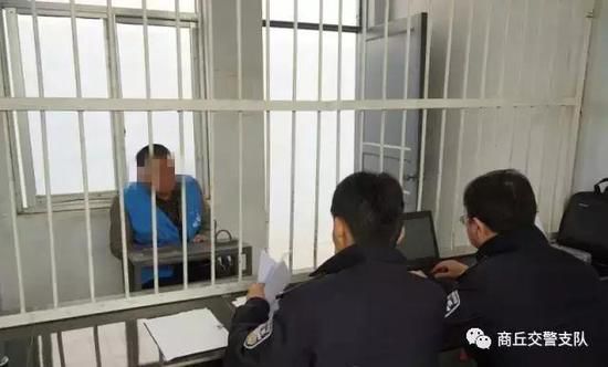 河南商丘查獲一輛黑校車(chē)超載29人 民警驚出一身冷汗 河南商丘查獲一輛黑校車(chē)超載29人 民警驚出一身冷汗