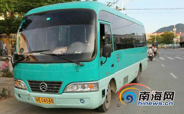 核載19人實(shí)載55人 三亞又查獲一嚴(yán)重超員“校車” 核載19人實(shí)載55人 三亞又查獲一嚴(yán)重超員“校車”