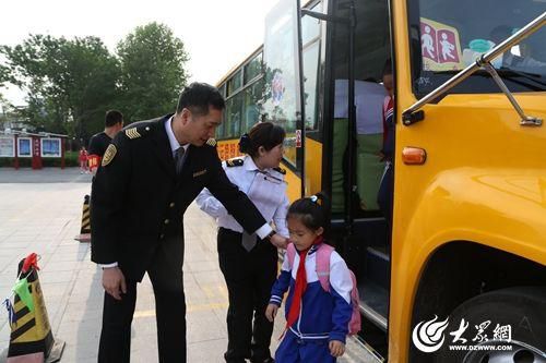城陽7000名學(xué)生上下學(xué)方便多了 66輛校車上崗 城陽7000名學(xué)生上下學(xué)方便多了 66輛校車上崗
