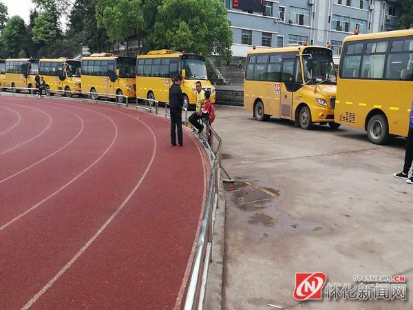 湖南懷化交警直屬一大隊(duì)對農(nóng)村小學(xué)校車開展安全大檢查/ 湖南懷化交警直屬一大隊(duì)對農(nóng)村小學(xué)校車開展安全大檢查