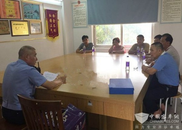 廣東湛江：交警約談非校車駕駛?cè)颂嵘踩O(jiān)管力度