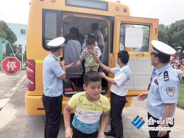 江蘇丹陽：校車逃生演練進(jìn)校園