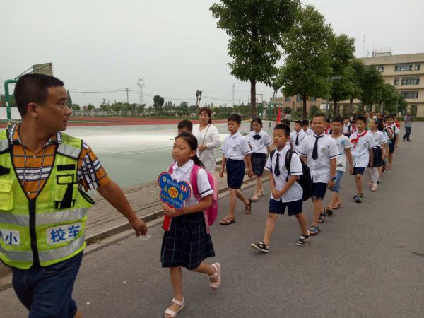 湖北監(jiān)利縣全面啟動(dòng)校車應(yīng)急疏散演練/ 湖北監(jiān)利縣全面啟動(dòng)校車應(yīng)急疏散演練