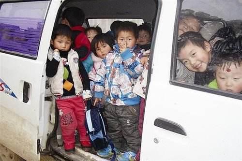 大連又現(xiàn)黑校車！幼兒園雇黑面包硬塞進(jìn)18名幼童