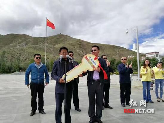 長沙愛心企業(yè)向貢嘎捐贈校車 結(jié)束當?shù)責o專用校車歷史 長沙愛心企業(yè)向貢嘎捐贈校車 結(jié)束當?shù)責o專用校車歷史