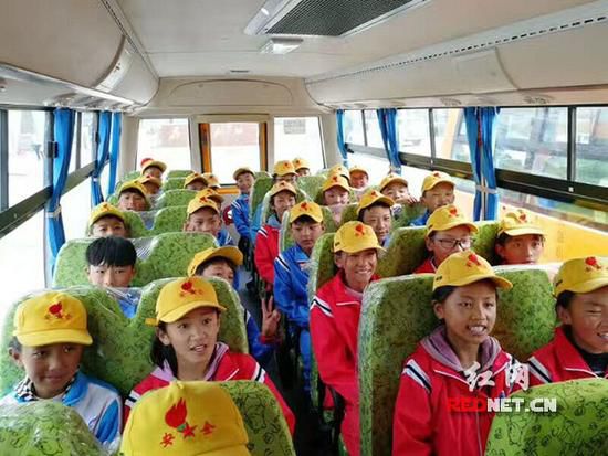 長沙愛心企業(yè)向貢嘎捐贈校車 結(jié)束當?shù)責o專用校車歷史 長沙愛心企業(yè)向貢嘎捐贈校車 結(jié)束當?shù)責o專用校車歷史