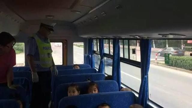 嚴(yán)查校車保安全，廊坊交警一直在路上！