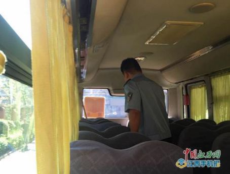 筑好校園安全防護(hù)網(wǎng) 江西宜春交警暑期嚴(yán)查校車交通違法行為 筑好校園安全防護(hù)網(wǎng) 江西宜春交警暑期嚴(yán)查校車交通違法行為