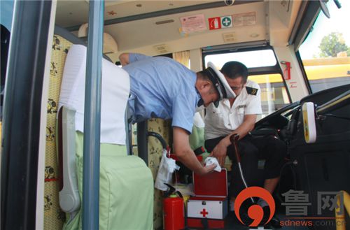 山東城陽交警開學(xué)前聯(lián)合區(qū)教體局開展校車安全大檢查/ 山東城陽交警開學(xué)前聯(lián)合區(qū)教體局開展校車安全大檢查