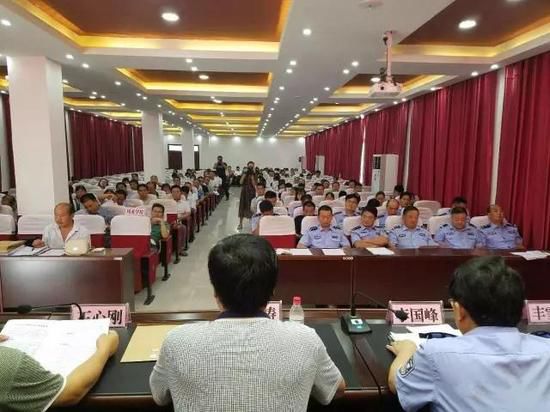河南方城縣召開學(xué)校安全管理暨校車隱患約談會/ 河南方城縣召開學(xué)校安全管理暨校車隱患約談會