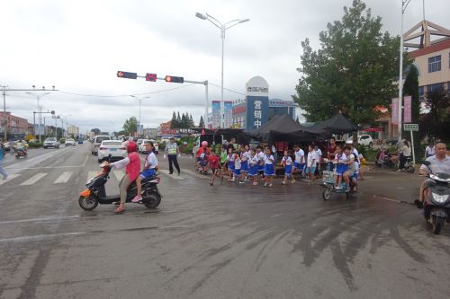杜絕“黑心”校車!開學(xué)第一天交警為學(xué)生護航