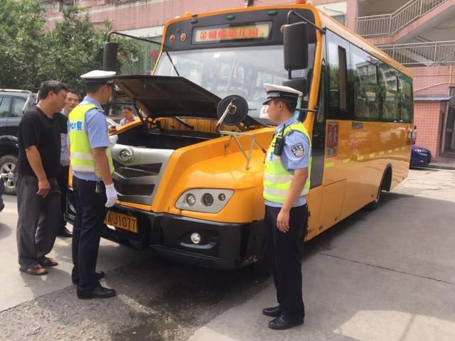 重慶市交巡警總隊(duì)開展校車專項(xiàng)整治活動(dòng)/ 重慶市交巡警總隊(duì)開展校車專項(xiàng)整治活動(dòng)