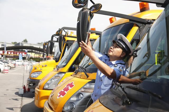 重慶市交巡警總隊(duì)開展校車專項(xiàng)整治活動(dòng)/ 重慶市交巡警總隊(duì)開展校車專項(xiàng)整治活動(dòng)